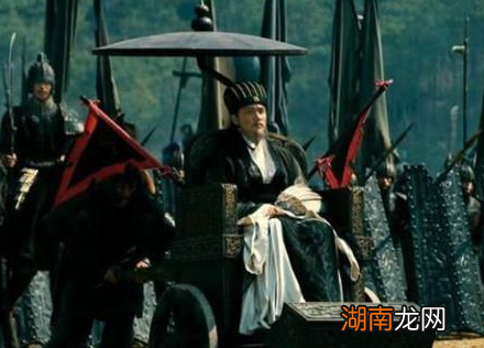 诸葛亮空城计中的疑点是两个书童 司马懿为什么说退兵就退兵