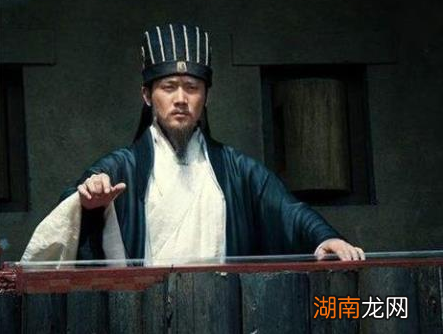 诸葛亮空城计中的疑点是两个书童 司马懿为什么说退兵就退兵