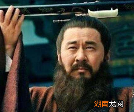 曹操是怎么用西瓜杀死三个小妾的 拍着瓜问她们甜不甜