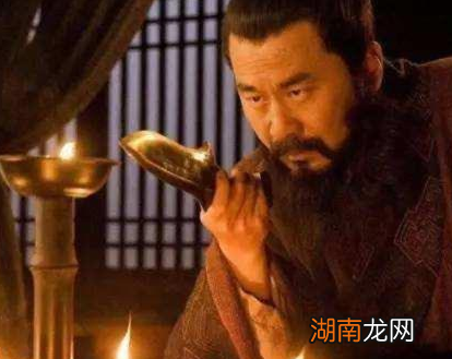 曹操是怎么用西瓜杀死三个小妾的 拍着瓜问她们甜不甜