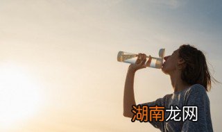 飞蛾掉到水杯里还能喝吗 水杯里飞进小飞蛾喝了