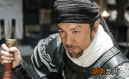 楚虽三户,亡秦必楚中的三户指的是什么 其真正含义是什么