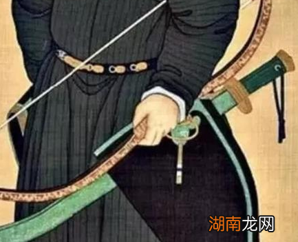 满清的侍卫为何要将腰刀反着带 关键时候能拔出来吗