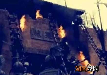 古代守城的士兵为何不将敌人的云梯推到 千万别把云梯想的那么简单