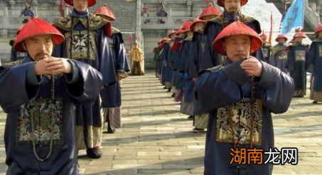 清朝官员下跪的时候为什么都要拍两下袖子 这里面有什么讲究吗