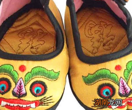 古代满月的孩子为什么非要姥姥穿衣服 这里面有什么讲究吗