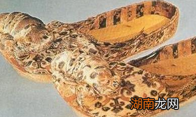 古代的鞋头为什么都是往上翘 古人为什么对翘头鞋情有独钟
