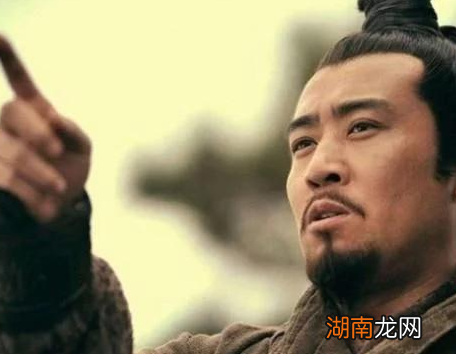 曹操在杀吕布的时候 为什么谁都没有问却只问刘备一人