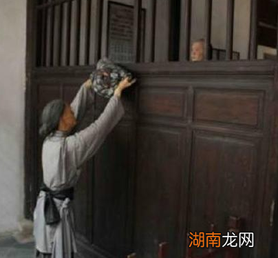 古代当铺的柜台为什么那么高 设计那么高到底有什么作用