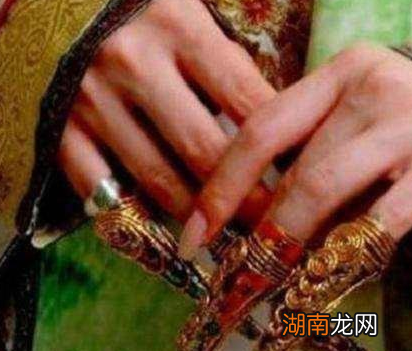 清朝妃子手中为什么要带手指套 仅仅是吸引皇帝那么简单吗