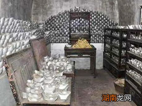 和珅让穷亲戚晒银子 为什么亲戚们半个月都走了