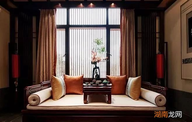 晚上睡架子床踏实，白天睡罗汉床安逸。