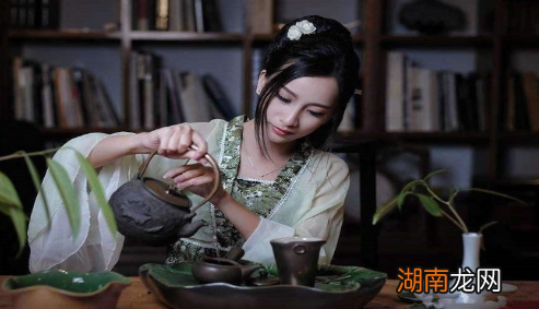 曹操午休小妾没有叫他，醒来后酒吧小妾处死了