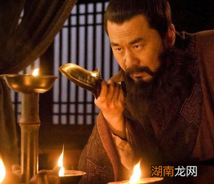 诸葛亮草船借箭曹操为什么不用火箭 火箭出现整整晚了20年的时间