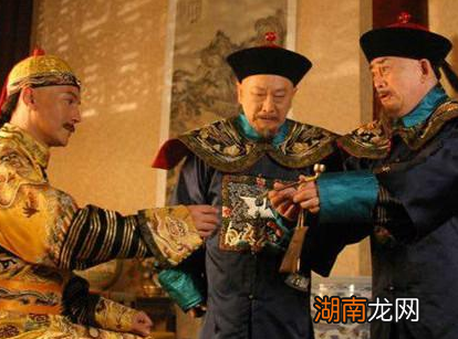 乾隆为什么告诫嘉庆不要杀和珅 看看和珅做的那些事情就知道了