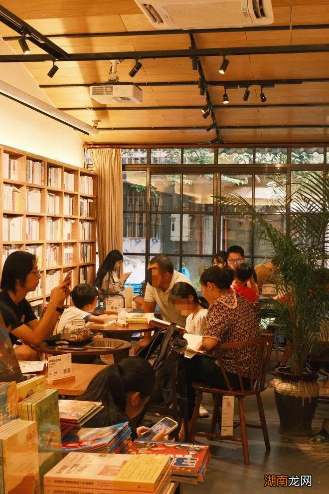 佛山70后老板打造300平书店 弧形落地窗美翻了