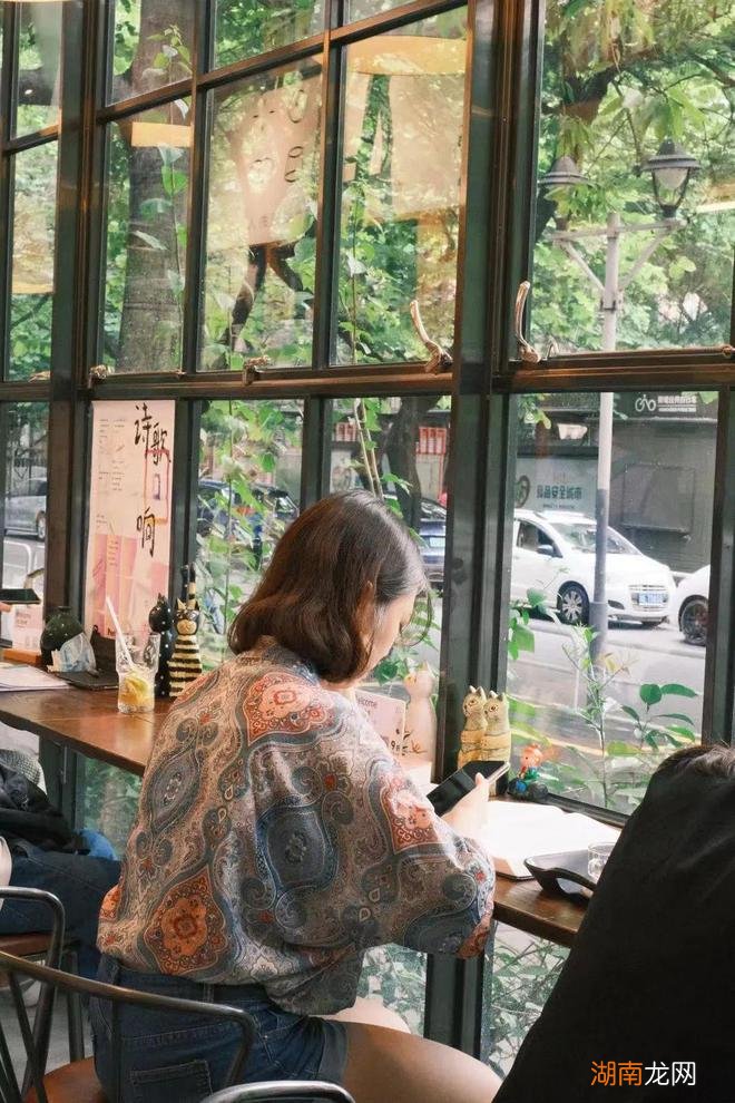 佛山70后老板打造300平书店 弧形落地窗美翻了