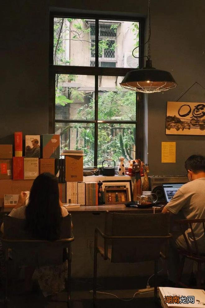 佛山70后老板打造300平书店 弧形落地窗美翻了