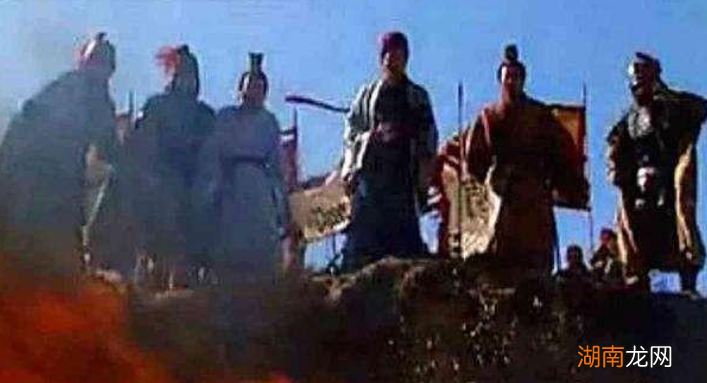 诸葛亮火烧司马懿，天降大雨为何不改成射箭？