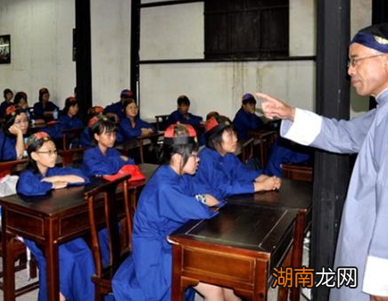 古代教书先生不能成为老师 那么还有什么称呼可以代替