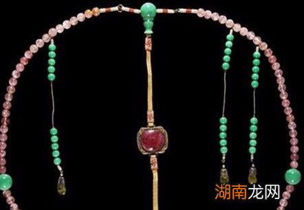 清朝官员身上到的朝珠有什么含义 这朝珠和佛珠有什么区别
