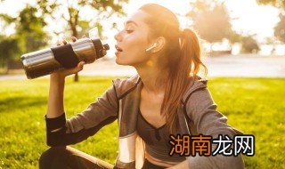 水杯上的墨水怎么洗掉啊 水杯上的墨水怎么洗掉