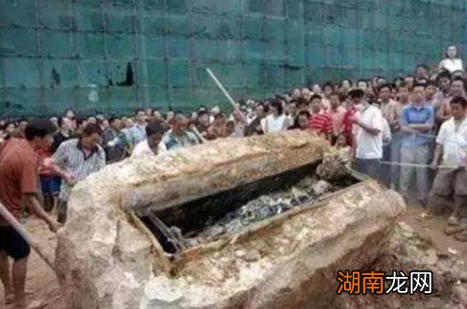 僵尸是怎么产生的?为什么僵尸都穿清朝官服?