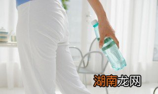 米色裤子怎么能洗成白色 米白色裤子正确的清洗方法