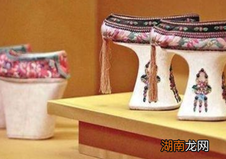 清朝妃子真的有那么矫情吗 为何走路都需要人扶着走