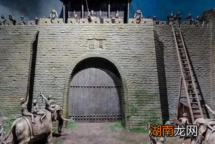 古代守城的士兵为什么不掀翻梯子 而是选择扔石头