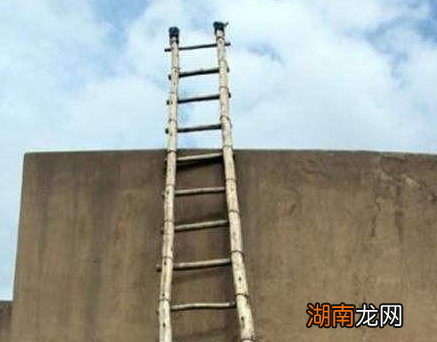 古代守城的士兵为什么不掀翻梯子 而是选择扔石头