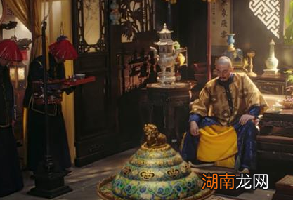 张廷玉作为清朝的三朝元老 乾隆用了什么方法打倒张廷玉的