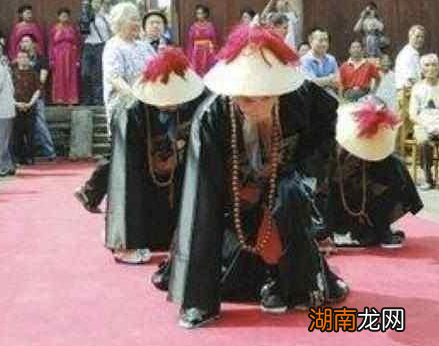 古代官员见到皇帝都要行君臣相见之礼 电视剧演的不一定都是真的