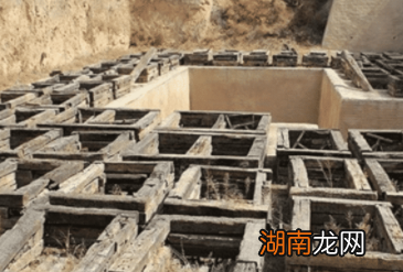 古代的殉葬嫔妃死前要经历什么?为什么死后腿都是分开的?