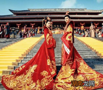 古代女子的衣服又大又宽后面还有长长的裙尾 她们为什么不怕被弄脏