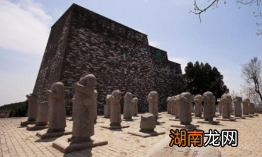 乾陵前的“卫士”为什么没有头?石人的头像去哪里了?