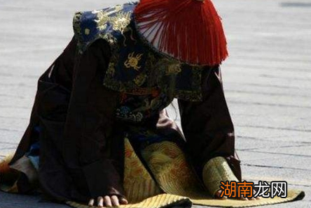 历史上官员下跪都没有拍袖子的习惯 清朝官员下跪为什么都要拍袖子