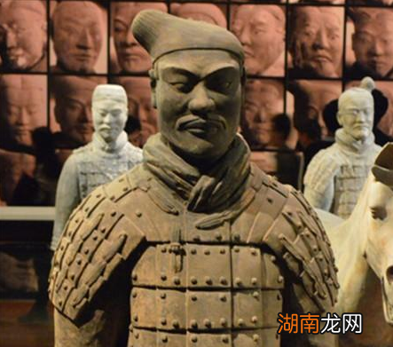 秦始皇当初给所有兵马俑都分配了武器 这些武器最后去了哪里