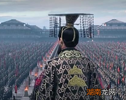 秦始皇当初给所有兵马俑都分配了武器 这些武器最后去了哪里