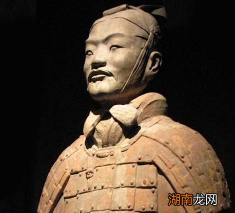 秦始皇当初给所有兵马俑都分配了武器 这些武器最后去了哪里