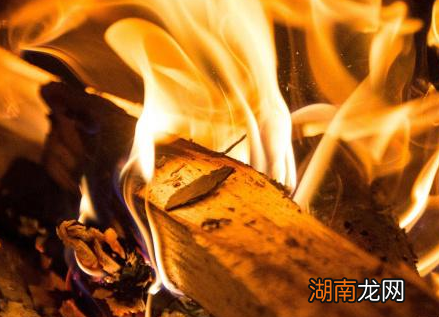 揭秘爆竹的起源 爆竹里面的竹指的是什么