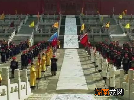 清朝官员早上不允许吃饭 为什么还要口中含一块人参