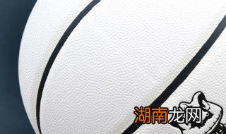 白色篮球清洗的正确方法 白色篮球清洗的正确方法视频