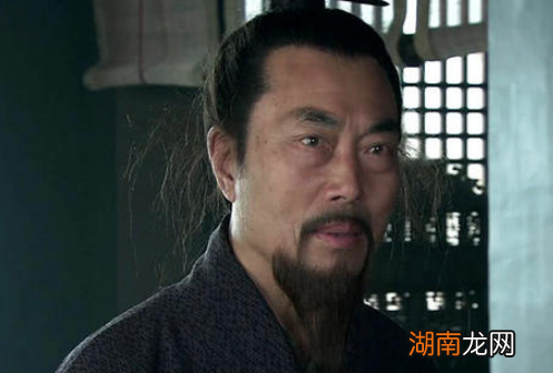 黄权两次投降三易其主，为什么却受世人敬重？