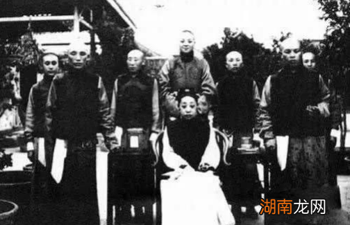 清朝的太监在宫里的地位怎么样？真的像电视里那样能对宫女呼来喝去吗？