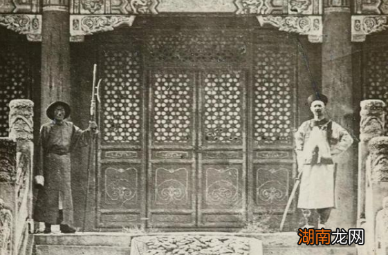 清朝的太监在宫里的地位怎么样？真的像电视里那样能对宫女呼来喝去吗？