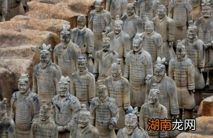 兵马俑中间的土堆里面藏着什么宝贝吗 这些土为什么不把它挖开