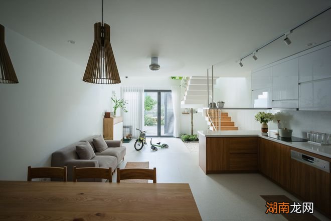 住别墅的快乐,面积大就算了,还能借天井设计个室内花园,真好看