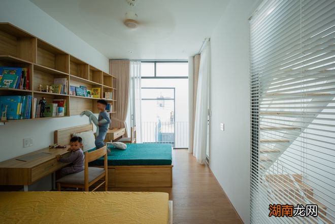 住别墅的快乐,面积大就算了,还能借天井设计个室内花园,真好看