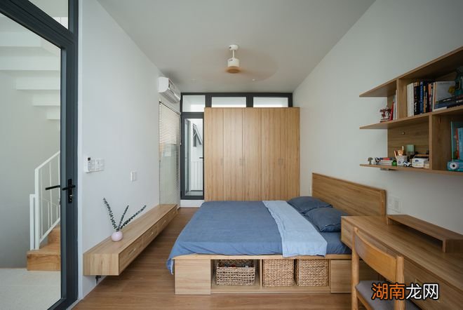 住别墅的快乐,面积大就算了,还能借天井设计个室内花园,真好看